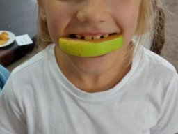 Rok szkolny 2024-2025 - 18. DzieΣ Jabêka w ÿwietlicy skolnej